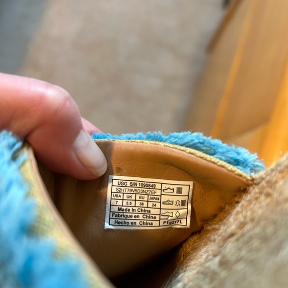 Ugg slippers size 7 - Picture 2 of 6